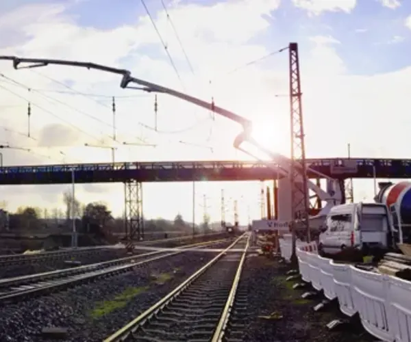 Panoramabild einer Baustelle bei Sonnenuntergang